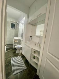 比斯特里察EDA apartment的白色的浴室设有卫生间和水槽。