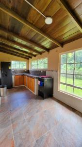 El ValleCoco Loco Lodge的大客房设有带木制天花板的厨房