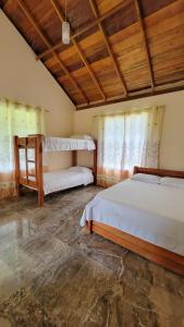El ValleCoco Loco Lodge的一间卧室,配有两张床