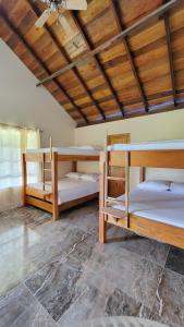 El ValleCoco Loco Lodge的一间设有三张双层床的客房