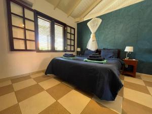 Dorp Sint MichielTip! Blue Bay Beachvilla 12 - Blue Bay Resort的一间设有床铺的卧室,位于带窗户的房间内