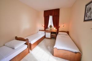 布德瓦坡多斯特罗格酒店的酒店客房配有两张床和一张书桌