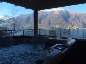 Dorio多里奥公寓的山景热水浴池