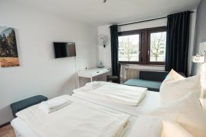 米赫拉克尔施费斯艾克酒店的酒店客房设有两张床和窗户。