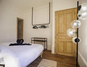 特鲁瓦GoldSwan, Chic et Confortable au Coeur de Troyes !的卧室配有白色的床和木门