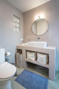 爱琴娜岛Stasa Aegina的一间带水槽、卫生间和镜子的浴室