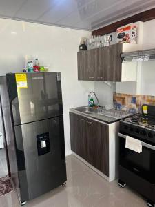 科韦尼亚斯Cabaña confortable y familiar的厨房配有黑色冰箱和炉灶。