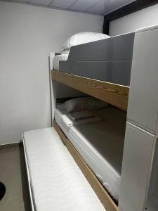 科韦尼亚斯Cabaña confortable y familiar的双层床间里的一个空冰箱