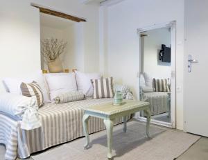 爱琴娜岛Stasa Aegina的客厅配有沙发和桌子