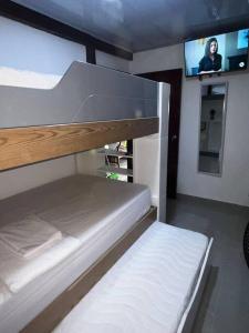 科韦尼亚斯Cabaña confortable y familiar的一间带两张双层床和电视的卧室