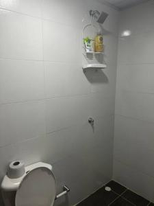 科韦尼亚斯Cabaña confortable y familiar的白色的浴室设有卫生间和架子。