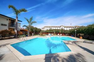 圣路易斯-奥比斯保Hotel Calle Joaquin - San Luis Obispo的一个大型游泳池,酒店背景