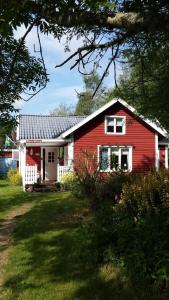 MölltorpFerienhaus in Karlsborg mit Offenem Kamin的白色的红色房子,有白色的门