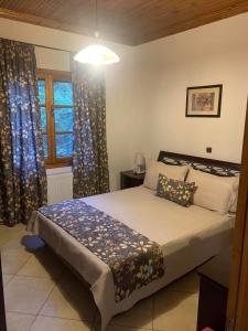 普里诺斯Villa Parahora的一间卧室设有一张床和一个窗口