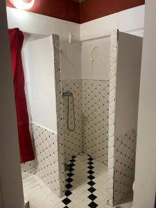 布马伦Riad Bleu Afriqua的浴室里设有玻璃门淋浴