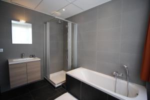 德帕内特拉斯酒店的带浴缸、淋浴和盥洗盆的浴室
