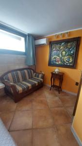San DonaciB&B Caravaggio的带沙发和窗户的客厅