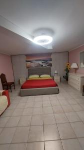 San DonaciB&B Caravaggio的一间卧室配有一张带红色毯子的大床