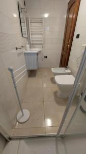 San DonaciB&B Caravaggio的白色的浴室设有卫生间和水槽。