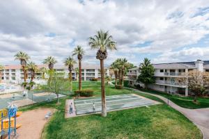 圣乔治1426 The Palms at Las Palmas Resort Located Directly Behind Las Palmas Water Park的公寓大楼拥有棕榈树和游乐场