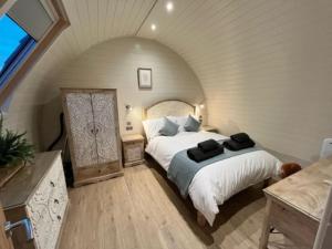 Charlton MusgroveRiding Gate Lodge的阁楼上的卧室配有两张床