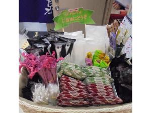 IchiharaBusiness Hotel Goi Onsen - Vacation STAY 78238v的装满不同种类食物的篮子