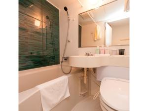 IchiharaBusiness Hotel Goi Onsen - Vacation STAY 78238v的一间带水槽、浴缸和卫生间的浴室