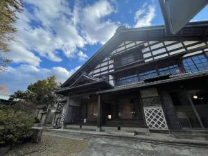 松本Matsumoto - House - Vacation STAY 14149的蓝色天空的古老武士屋