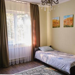PodgorodtsyСадиба Лісова的一间卧室设有一张床和一个窗口