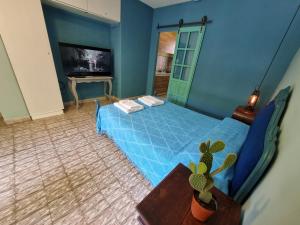 赫苏斯玛丽亚Acogedora suite con ingreso independiente.的一间蓝色的卧室,配有一张床和一台电视