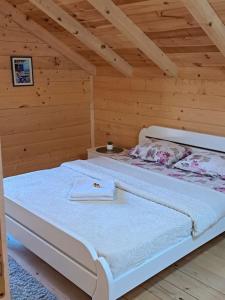 乌尔齐尼Olive & sea, Luxury two bedrooms cabin for 8的木制客房内的一间卧室配有两张床