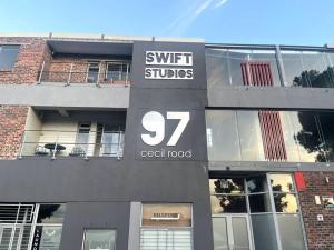 开普敦Swift Studios No4的一座建筑,上面有标志,上面写着快速工作室