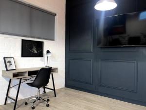 开普敦Swift Studios No4的客房设有书桌、椅子和墙壁。