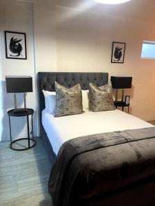 开普敦Swift Studios No4的一间卧室配有一张大床和枕头