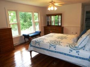 伍德斯托克Light Of The Valley River House的一间卧室配有一张床、梳妆台和窗户。