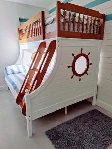 GlandoreCrow's Nest Glandore - 2 - Self Catering的儿童卧室,配有一张船形床