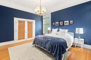 旧金山Gorgeous Victorian Flat的蓝色的卧室,配有床和蓝色的墙壁