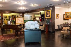 圣何塞Studio Hotel Boutique的一间有熊雕像和钢琴的商店