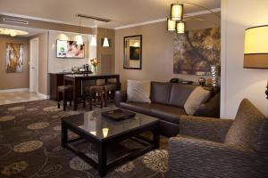 查尔斯湖查尔斯湖金块酒店的客厅配有沙发和桌子