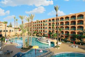 苏塞Hotel Marabout - Families and Couples Only的一座带游泳池和棕榈树的度假村的形象