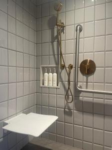 多伦多金普顿圣乔治酒店的带淋浴的浴室和白色瓷砖墙