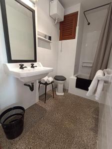 罗列特海岸圣安娜旅舍的一间带水槽、淋浴和卫生间的浴室