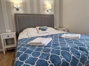 库瑞尼卡慕斯卡HoliApart in Nautikka Park的卧室配有蓝色和白色的床,提供毛巾