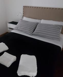 科尔多瓦Lo que buscabas en Nueva Cordoba的床上有2个白色枕头