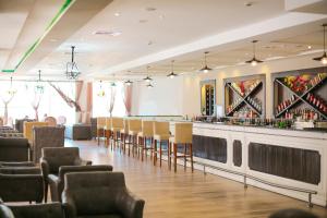 苏塞Hotel Marabout - Families and Couples Only的餐厅内的酒吧配有椅子和柜台