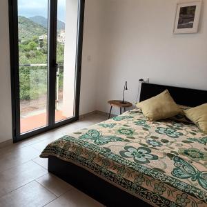 普里埃格·德·科尔多巴#Casa957...Glam Rural Living!的一间卧室设有一张床,享有阳台的景色
