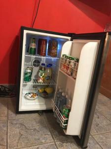 埃塞萨Soul Habitaciones的装满饮料和饮料的开放式冰箱