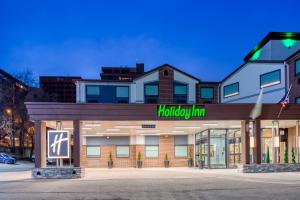 堪萨斯城Holiday Inn - Kansas City - Downtown, an IHG Hotel的建筑前方的哈德森旅馆标志