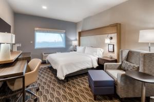 堪萨斯城Holiday Inn - Kansas City - Downtown, an IHG Hotel的配有一张床和一张书桌的酒店客房