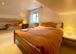 巴林托伊Main Street Cottage, Ballintoy的一间卧室设有一张大床和一个窗户。